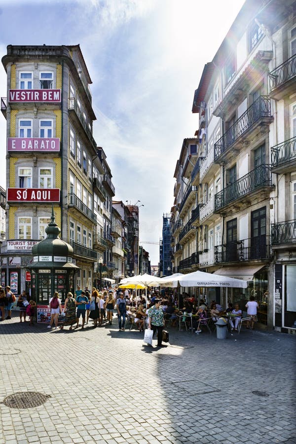 波尔图葡萄牙 2017年8月12日:看与一个袋子的